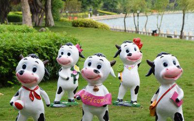 游樂場(chǎng)動(dòng)物園玻璃鋼卡通創(chuàng)意站立的奶牛雕塑