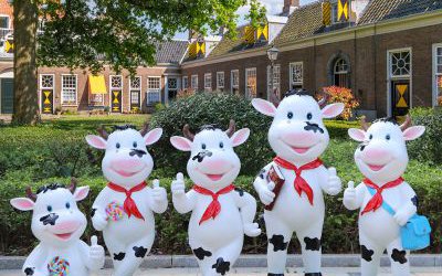 商場(chǎng)玻璃鋼樹脂卡通彩繪奶牛雕塑