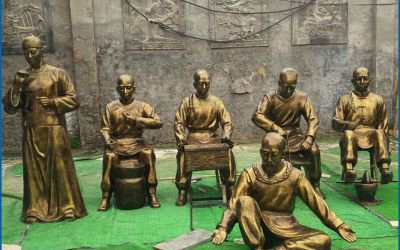街道擺放的玻璃鋼仿銅中醫(yī)制藥情景景觀人物雕塑