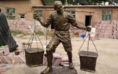 公園傳統(tǒng)民俗文化玻璃鋼仿銅挑糧食的人物雕塑