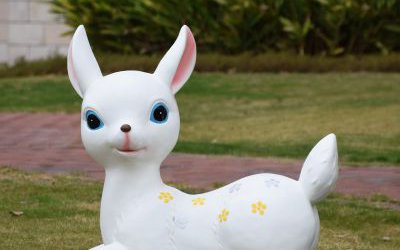 戶(hù)外園林一只臥著的玻璃鋼卡通可愛(ài)的梅花鹿雕塑