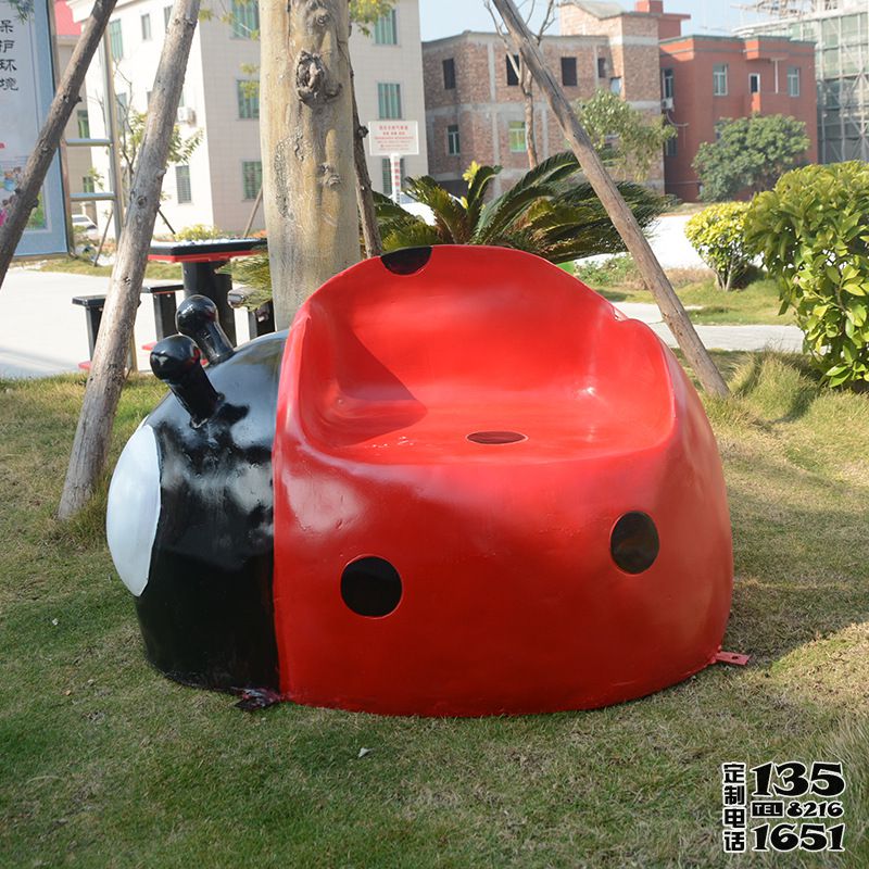 公園里擺放的座椅玻璃鋼彩繪七星瓢蟲雕塑 公園里擺放的座椅玻璃鋼彩繪七星瓢蟲雕塑