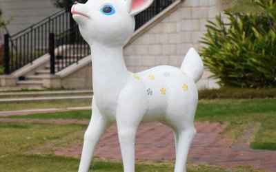 戶(hù)外園林玻璃鋼一只行走的玻璃鋼白色梅花鹿雕塑