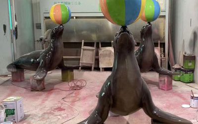 商場游樂場擺放的頂球的玻璃鋼創意海豹雕塑