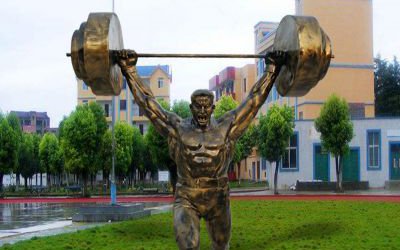 園林景區運動主題玻璃鋼仿銅舉重的人物雕塑