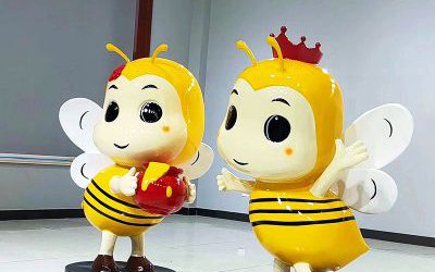 兒童學(xué)校操場(chǎng)創(chuàng)意戴王冠玻璃鋼卡通蜜蜂雕塑