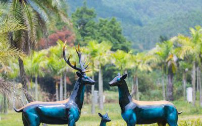 戶(hù)外一家三口玻璃鋼彩繪梅花鹿雕塑