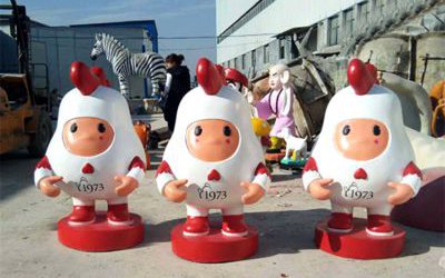 商場(chǎng)創(chuàng)意玻璃鋼卡通公仔雞雕塑