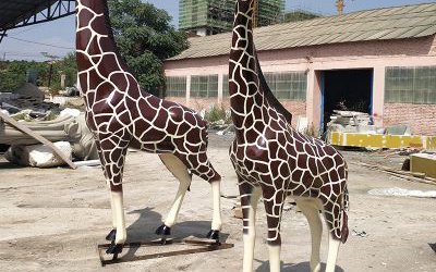 卡通長(zhǎng)頸鹿動(dòng)物商城美陳園林景觀擺件玻璃鋼雕塑