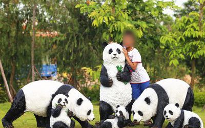 戶外操場擺放的仿真創(chuàng)意栩栩如生熊貓玻璃鋼雕塑