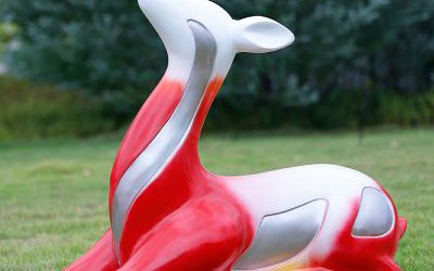 公園草坪上臥著的玻璃鋼彩繪創(chuàng)意鹿雕塑