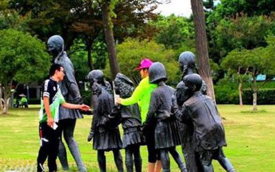 戶外大型玻璃鋼仿銅老鷹抓小雞雕塑