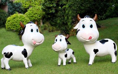 戶外草坪玻璃鋼卡通可愛的奶牛雕塑