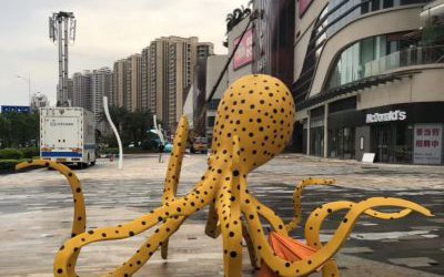 廣場擺放的創意玻璃鋼仿真章魚雕塑