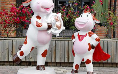 商店門口擺放的兩只玻璃鋼卡通牛雕塑