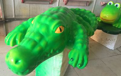 游樂場擺放的玻璃鋼卡通鱷魚雕塑