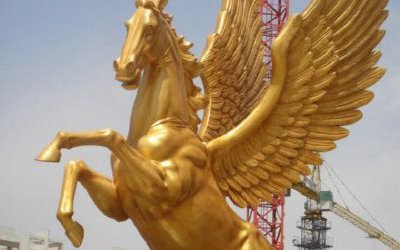 廣場上擺放玻璃鋼漆金飛馬雕塑