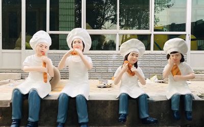 景區玻璃鋼卡通人物吃面包的廚師雕塑