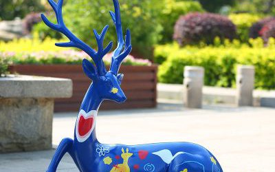 戶(hù)外街道大型景觀(guān)一只臥著的玻璃鋼藍(lán)色梅花鹿雕塑