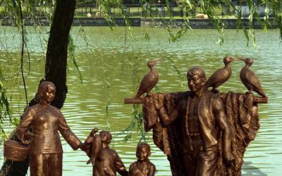 民俗戶外街道玻璃鋼仿銅打漁人物雕塑