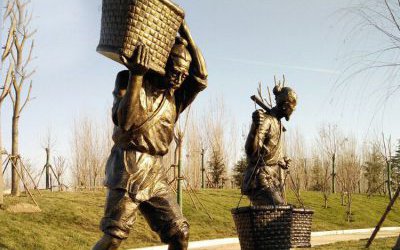 玻璃鋼仿銅民俗農(nóng)場戶外挑糧食的人物雕塑