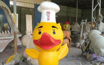 商場(chǎng)門口帶廚師帽的玻璃鋼彩繪鴨子雕塑