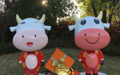 商場(chǎng)創(chuàng)意玻璃鋼卡通彩繪奶牛雕塑