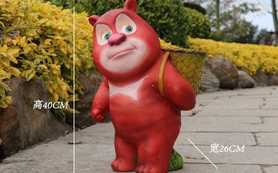 路邊有一只歪著頭的玻璃鋼彩繪熊出沒(méi)熊二雕塑