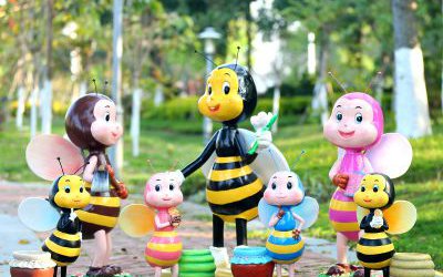 戶外景區(qū)游樂(lè)場(chǎng)玻璃鋼彩繪卡通蜜蜂雕塑