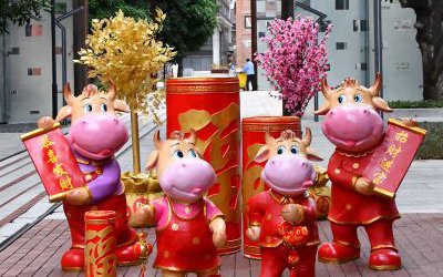 商業街商場擺放的恭喜發財玻璃鋼卡通牛雕塑