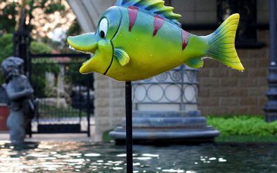 池塘一只綠色的玻璃鋼卡通魚雕塑