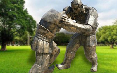 學院操場玻璃鋼仿銅摔跤人物雕塑