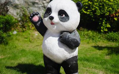 公園草坪擺放的仿真卡通站立招手玻璃鋼熊貓雕塑