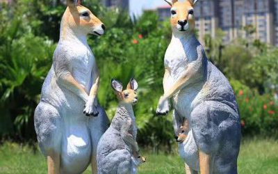 游樂場草坪玻璃鋼卡通彩繪袋鼠雕塑