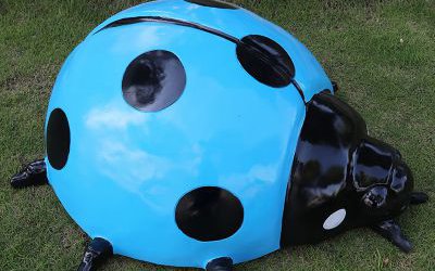 戶外草坪上擺放的大號藍色的玻璃鋼卡通七星瓢蟲雕塑