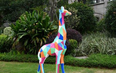 公園景區大型玻璃鋼幾何彩繪長頸鹿雕塑
