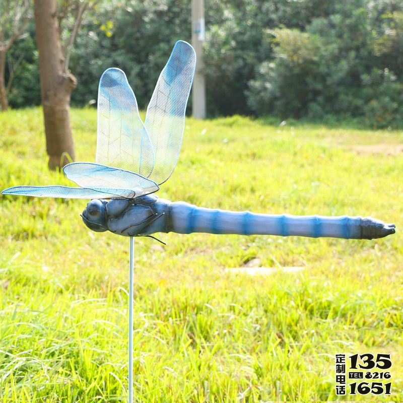 公園草坪玻璃鋼彩繪蜻蜓雕塑 公園草坪玻璃鋼彩繪蜻蜓雕塑
