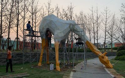 公園玻璃鋼幾何路邊低頭吃草的長頸鹿雕塑