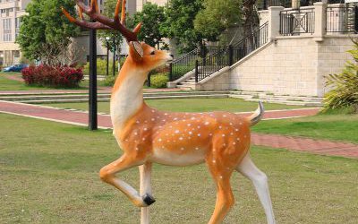 戶外草坪玻璃鋼仿真扭頭的梅花鹿雕塑