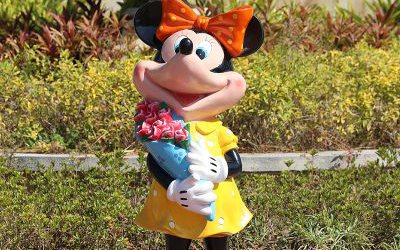 電影院一只抱花的玻璃鋼卡通米老鼠米妮雕塑