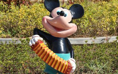 公園一只彈風琴的玻璃鋼卡通米老鼠雕塑