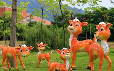 公園草坪玻璃鋼卡通彩繪梅花鹿雕塑