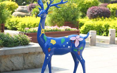 商場(chǎng)創(chuàng)意大型景觀裝飾品玻璃鋼彩繪藍(lán)色梅花鹿雕塑