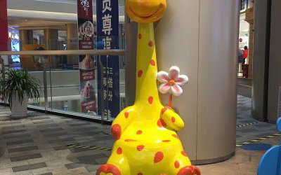 玻璃鋼卡通長頸鹿雕塑商場大型裝飾品擺件