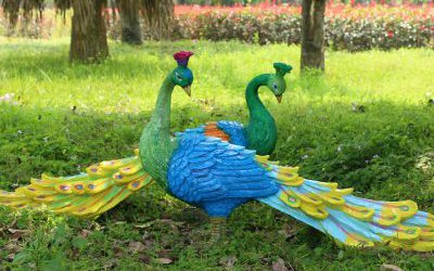 公園草坪兩只相對的玻璃鋼彩繪孔雀雕塑