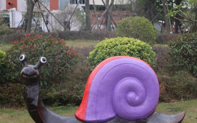 公園擺放的大眼睛玻璃鋼彩繪蝸牛雕塑