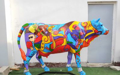 商場(chǎng)里擺放的玻璃鋼彩繪牛雕塑