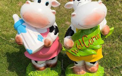 商場(chǎng)玻璃鋼卡通小奶牛雕塑