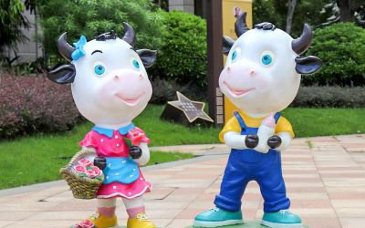 電影院商場一對卡通玻璃鋼彩繪牛雕塑