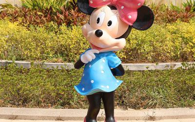 景區(qū)一只穿藍(lán)色裙子玻璃鋼彩繪米老鼠米妮雕塑